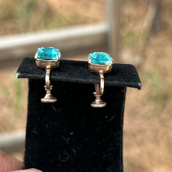 Blue emerald cut rhinestone (maybe!) on gold tone screw back earring - Picture 3 of 5